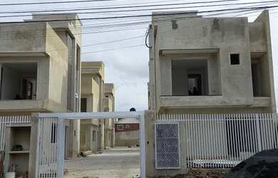 Imagem: A casa possui 3 Dormitórios, 3 Banheiros, 2 Vagas na garagem