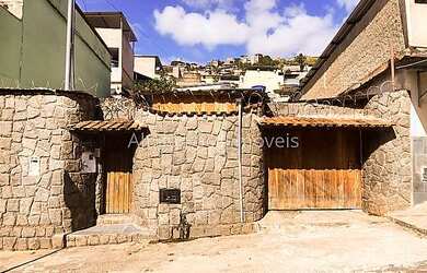 Imagem: A casa possui 4 Dormitórios, 4 Banheiros, 2 Vagas na garagem