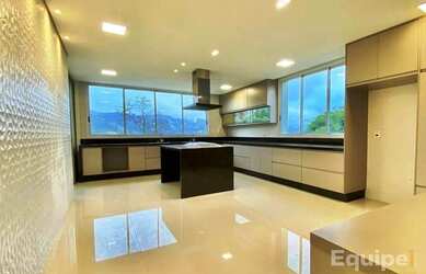 Imagem: A casa possui 4 Dormitórios, 5 Banheiros, 5 Vagas na garagem