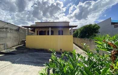 Imagem: A casa possui 4 Dormitórios, 2 Banheiros, 5 Vagas na garagem