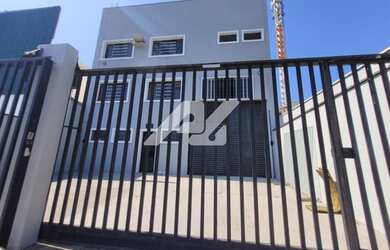 Imagem: O depósito possui 4 Vagas na garagem, 407m² de Área e está