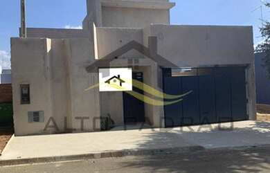 Imagem: A casa possui 3 Dormitórios, 1 Banheiro, 2 Vagas na garagem