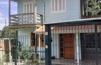 Imagem: A casa possui 2 Dormitórios, 2 Banheiros, 2 Vagas na garagem