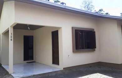 Imagem: A casa possui 3 Dormitórios, 1 Banheiro, 1 Vaga na garagem