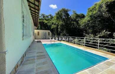 Imagem: A casa possui 3 Dormitórios, 2 Banheiros, 4 Vagas na garagem