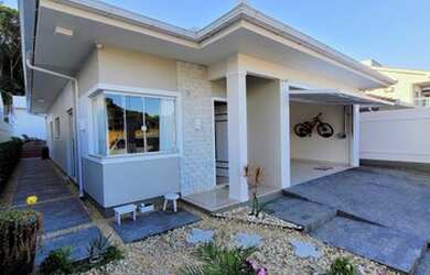 Imagem: A casa possui 3 Dormitórios, 2 Banheiros, 2 Vagas na garagem