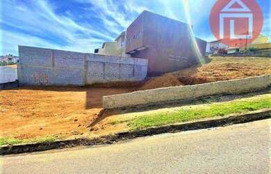 Imagem: O terreno e possui Dormitórios, Suítes, Banheiros, 345-0m²