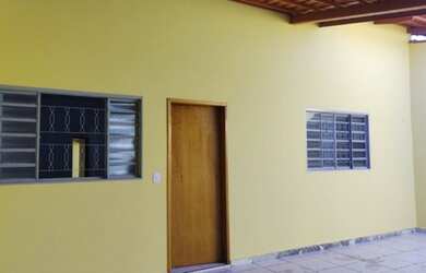 Imagem: A casa possui 2 Dormitórios, 1 Banheiro, 2 Vagas na garagem