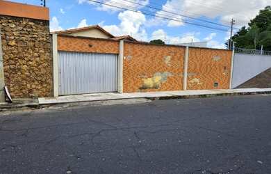 Imagem: A casa possui 5 Dormitórios, 4 Banheiros, 4 Vagas na garagem