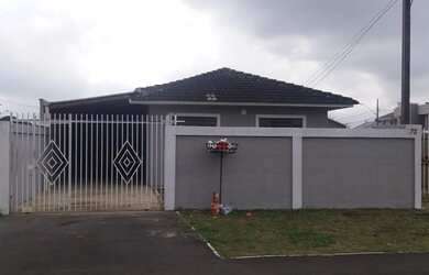 Imagem: A casa possui 2 Dormitórios, 1 Banheiro, 2 Vagas na garagem