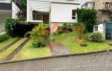 Imagem: A casa em condomínio possui 4 Dormitórios, 3 Banheiros, 2