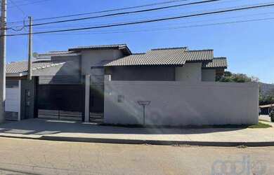 Imagem: A casa possui 2 Dormitórios, 3 Banheiros, 1 Vaga na garagem