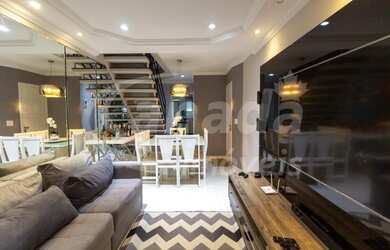 Imagem: A casa possui 3 Dormitórios, 3 Banheiros, 4 Vagas na garagem