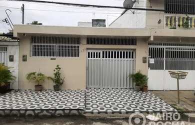 Imagem: A casa possui 4 Dormitórios, 1 Banheiro, 1 Vaga na garagem