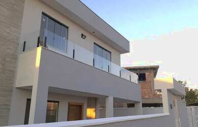 Imagem: A casa possui 3 Dormitórios, 1 Banheiro, 2 Vagas na garagem