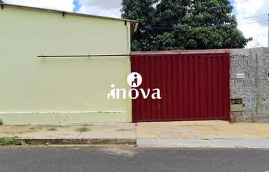 Imagem: A casa possui 2 Dormitórios, 1 Banheiro, 2 Vagas na garagem