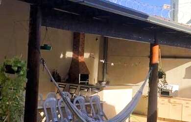 Imagem: A casa possui 3 Dormitórios, 2 Banheiros, 5 Vagas na garagem