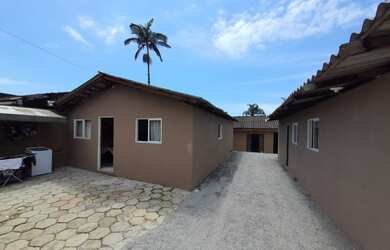 Imagem: A casa possui 5 Dormitórios, 4 Banheiros, 3 Vagas na garagem