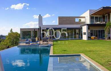 Imagem: A casa em condomínio possui 5 Dormitórios, 5 Banheiros, 4