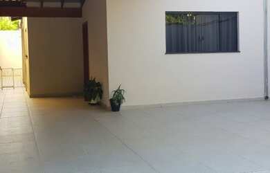 Imagem: A casa possui 3 Dormitórios, 3 Banheiros, 2 Vagas na garagem