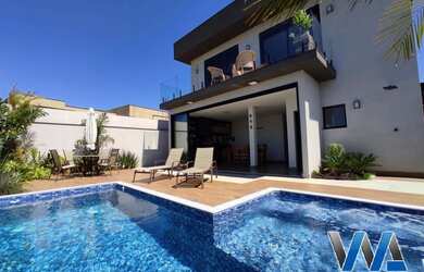 Imagem: A casa possui 4 Dormitórios, 5 Banheiros, 2 Vagas na garagem