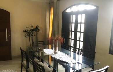 Imagem: A casa possui 3 Dormitórios, 3 Banheiros, 2 Vagas na garagem