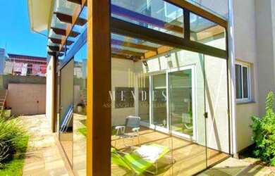 Imagem: A casa possui 3 Dormitórios, 3 Banheiros, 2 Vagas na garagem