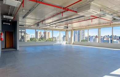 Imagem: O depósito possui 4805m² de Área e está localizado em Santo