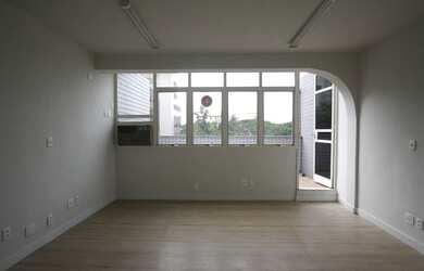 Imagem: O depósito possui 50m² de Área e está localizado em Barro