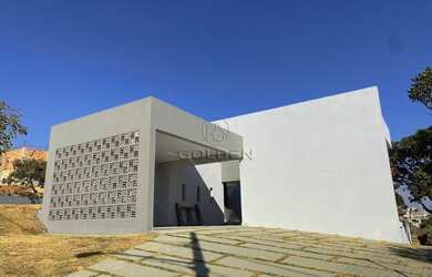 Imagem: A casa possui 4 Dormitórios, 1 Banheiro, 2 Vagas na garagem