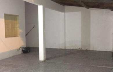 Imagem: A casa possui 3 Dormitórios, 2 Banheiros, 1 Vaga na garagem