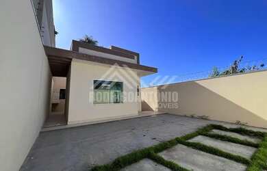 Imagem: A casa possui 3 Dormitórios, 2 Banheiros, 2 Vagas na garagem