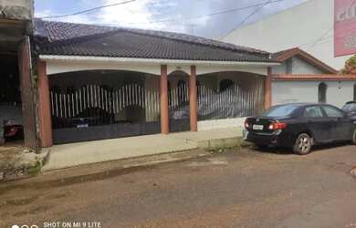 Imagem: A casa possui 3 Dormitórios, 2 Banheiros, 3 Vagas na garagem