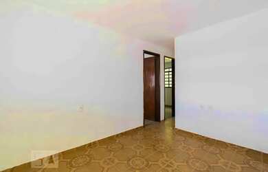 Imagem: A casa possui 4 Dormitórios, 1 Banheiro, 1 Vaga na garagem