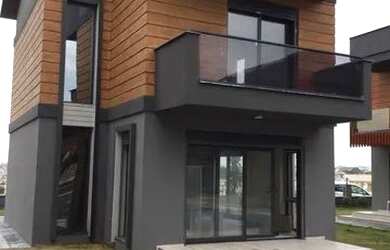 Imagem: A casa possui 3 Dormitórios, 3 Banheiros, 2 Vagas na garagem