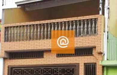 Imagem: A casa possui 3 Dormitórios, 2 Banheiros, 240m² de Área e