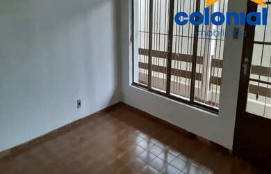 Imagem: A casa possui 1 Dormitório, 1 Banheiro, 1 Vaga na garagem