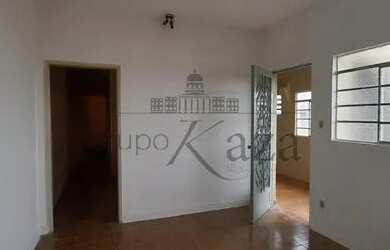 Imagem: A casa possui 4 Dormitórios, 2 Banheiros, 1 Vaga na garagem