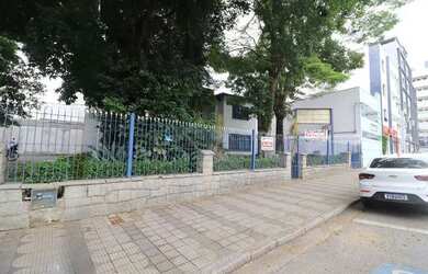 Imagem: O depósito possui 5 Vagas na garagem e 893m² de Área e está