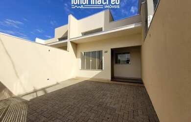 Imagem: A casa possui 3 Dormitórios, 2 Banheiros, 2 Vagas na garagem