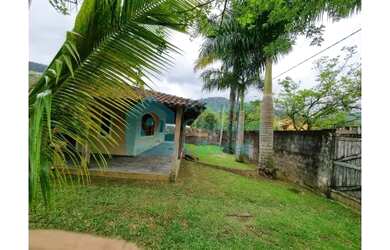 Imagem: A casa possui 3 Dormitórios, 2 Banheiros, 5 Vagas na garagem