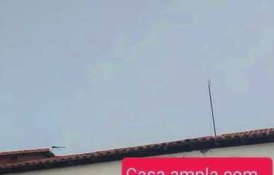 Imagem: A casa possui 3 Dormitórios, 1 Banheiro e 2 Vagas na garagem