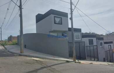 Imagem: A casa possui 2 Dormitórios, 2 Banheiros, 4 Vagas na garagem