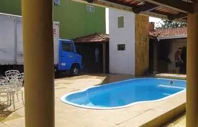 Imagem: A casa possui 2 Dormitórios, 2 Banheiros, 2 Vagas na garagem