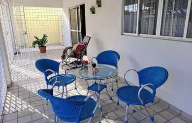 Imagem: A casa possui 3 Dormitórios, 2 Banheiros, 2 Vagas na garagem