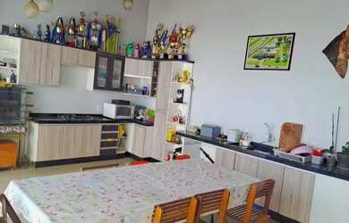 Imagem: A casa possui 5 Dormitórios, 3 Banheiros, 2 Vagas na garagem