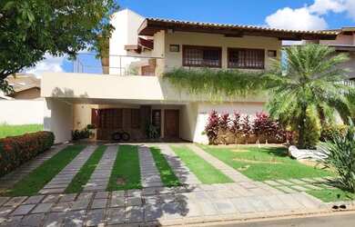 Imagem: A casa em condomínio possui 4 Dormitórios, 5 Banheiros e 350m²