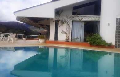 Imagem: A casa em condomínio possui 5 Dormitórios, 5 Banheiros, 5