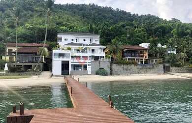 Imagem: A casa em condomínio possui 5 Dormitórios, 5 Banheiros, 5