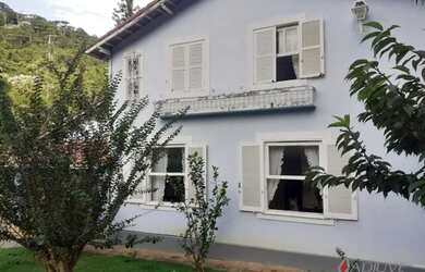 Imagem: A casa possui 4 Dormitórios, 3 Banheiros, 2 Vagas na garagem